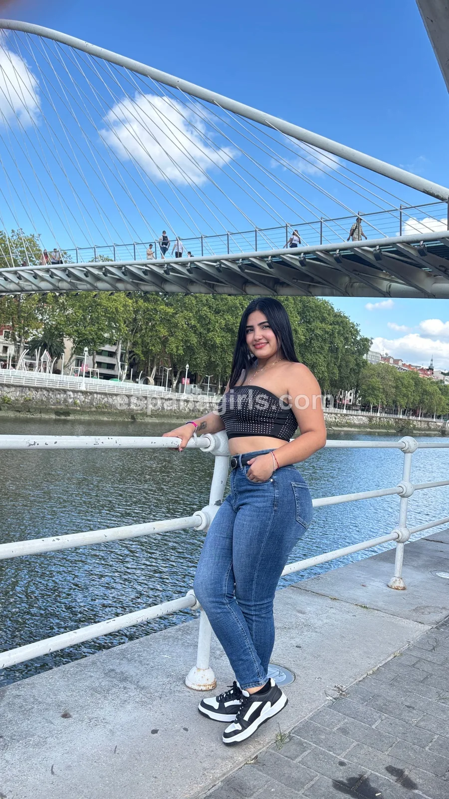 Kataleya latina exotica, Española — acompañante en Bilbao